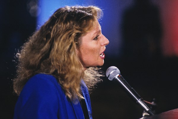 Véronique Sanson, chanteuse française, sur le plateau d'une émission télévisée, le 5 mars 1986