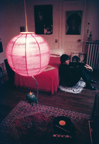 Julien Clerc chez lui à Paris, janvier 1969 par Jean-Marie Périer