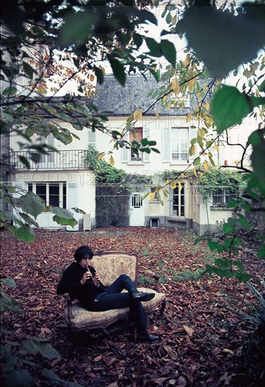 Julien Clerc dans le jardin de sa maison