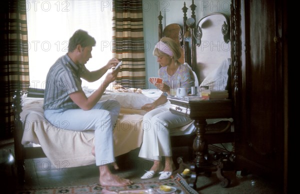 Johnny Hallyday et Sylvie Vartan dans une chambre d'hôtel pendant une tournée