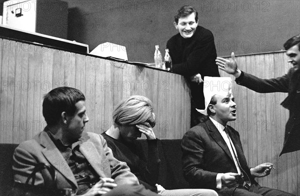 Sylvie Vartan pendant une séance d'enregistrement en studio, Paris