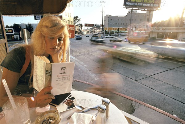Sylvie Vartan sitting at a café terrace, on Sunset Boulevard