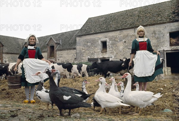 Sylvie Vartan et Sheila en &quot;Bécassines&quot; - Jean-Marie Périer-Photo12