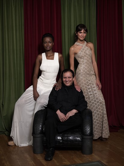 Azzedine Alaïa et deux mannequins