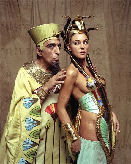 Gérard Darmon and Monica Bellucci in Astérix & Obélix : Mission Cléopâtre