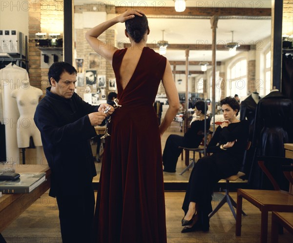 Azzedine Alaïa dans son atelier de couture