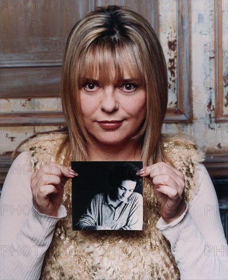 France Gall tenant un portrait de Michel Berger