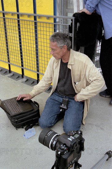 Jean-Marie Périer doing a photoshoot with Françoise Hardy