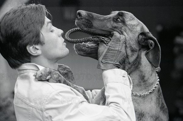 Alain Delon jouant avec son chien