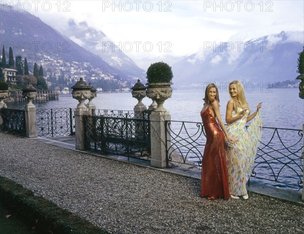 Carla Bruni and Karen Mulder in Versace