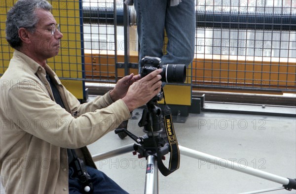 Jean-Marie Périer doing a photoshoot with Françoise Hardy