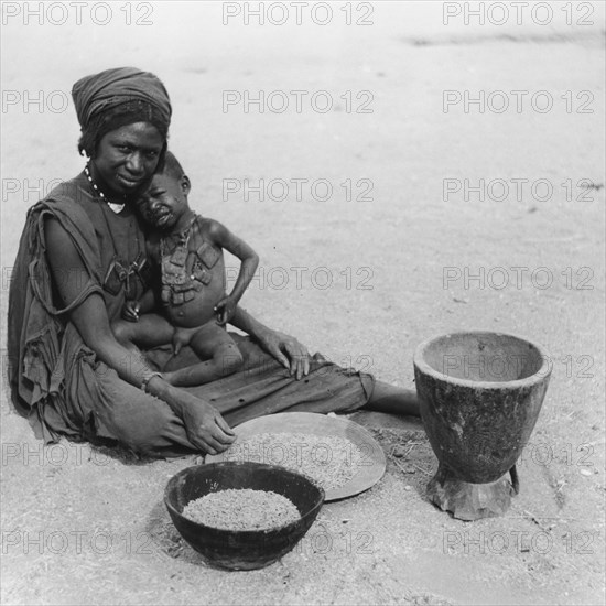 Femme et enfant au Sahara, à Tamanrasset