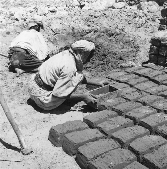 Fabrication de briques à El Golea, dans le Sahara