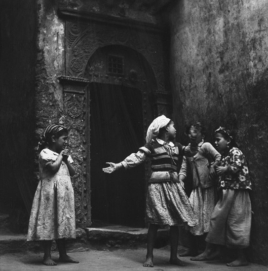 Fillettes dans la Casbah d'Alger