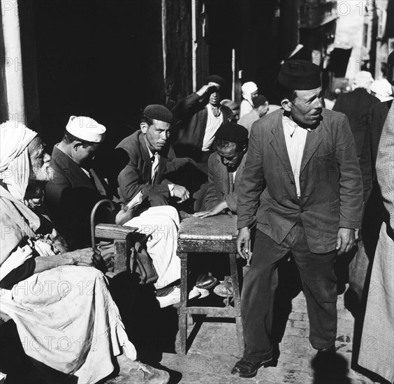 Scène de la vie quotidienne dans les rues d'Alger