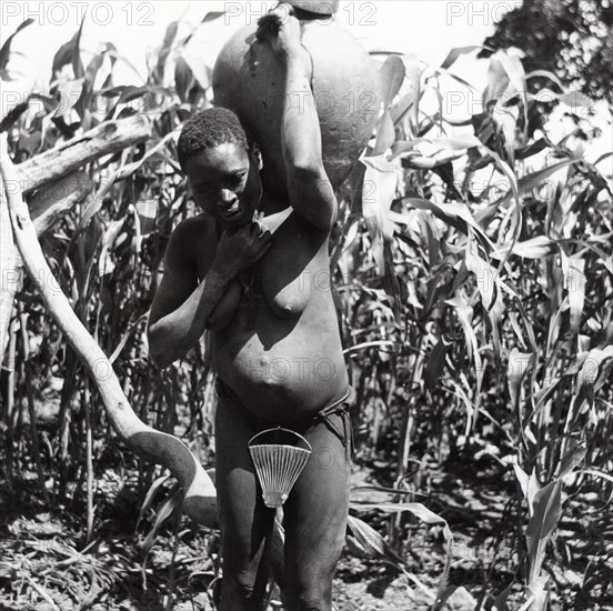 Femme Matakam effectuant des travaux agricoles, dans le nord du Cameroun