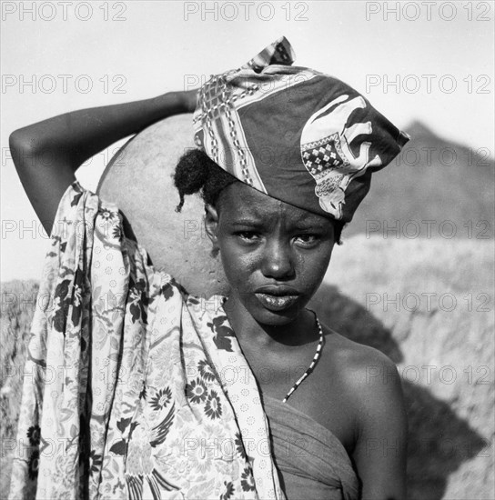 Jeune porteuse d'eau dans le nord du Cameroun