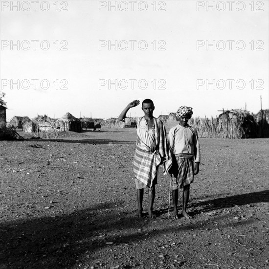 Deux hommes à Ambouli, sur la côte des Somalis