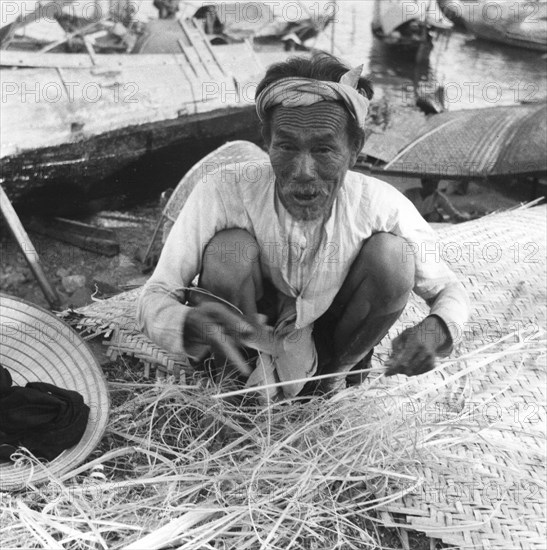 Artisan à Tourane, dans le protectorat français de l'Annam, au Vietnam