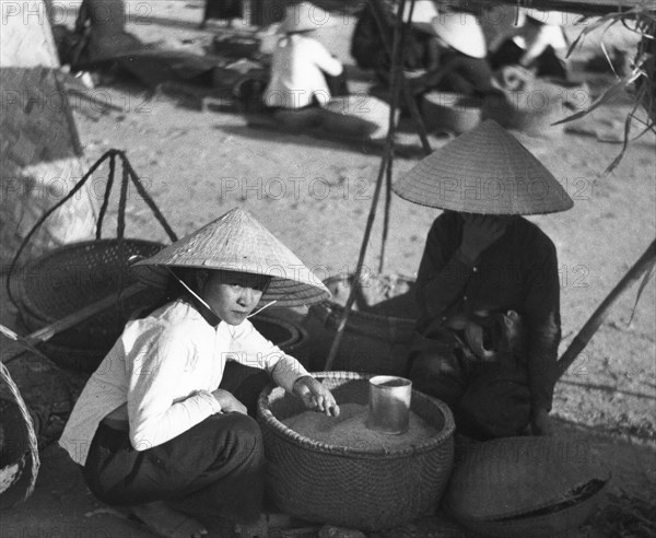 Scène de la vie quotidienne à Haïphong, dans la région du Tonkin, en Indochine