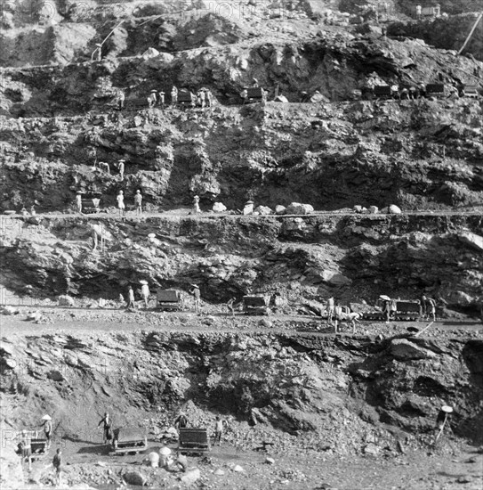 Mines de charbon à ciel ouvert à Campha, dans la région du Tonkin, en Indochine