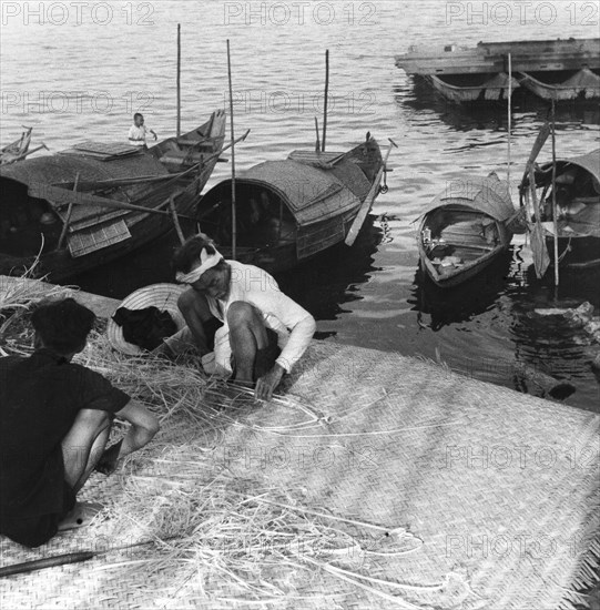 Vannerie dans le port de Tourane, dans le protectorat d'Annam, en Indochine