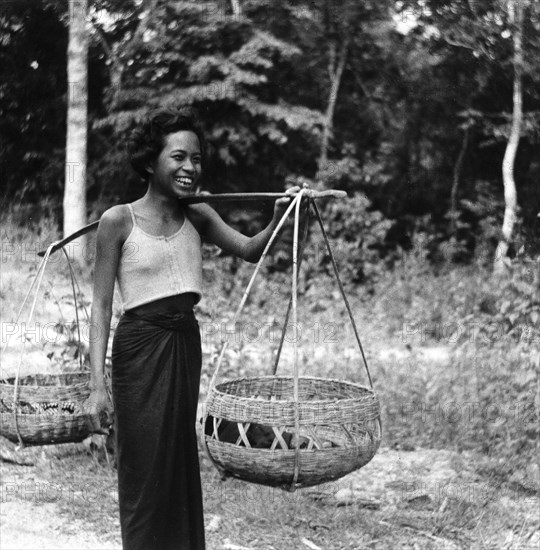 Jeune fille aux environs d'Angkor, au Cambodge