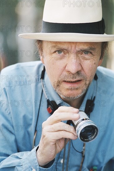 Jean-Paul Rappeneau sur le tournage de "Bon voyage"