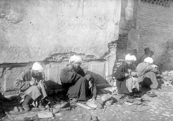 Samarkand, Street shoe-repairer