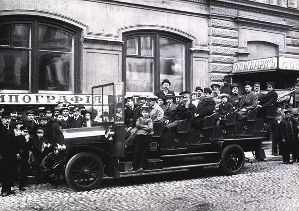 Saint-Petersburg, first Russian bus