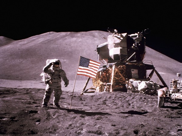 James Irwin faisant le salut militaire devant le drapeau américain, 1971