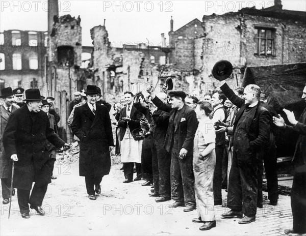 Churchill dans les rues dévastées de Londres