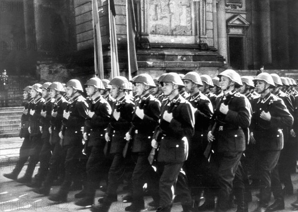 Défilé de mai de l'Armée populaire nationale en 1958