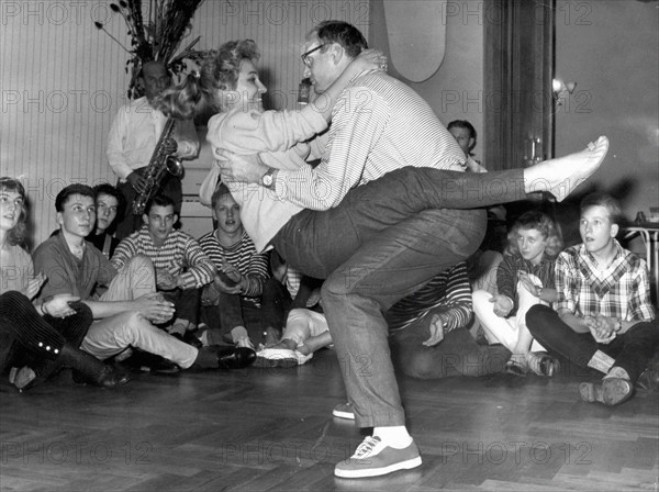 Des jeunes dansant le rock'n roll