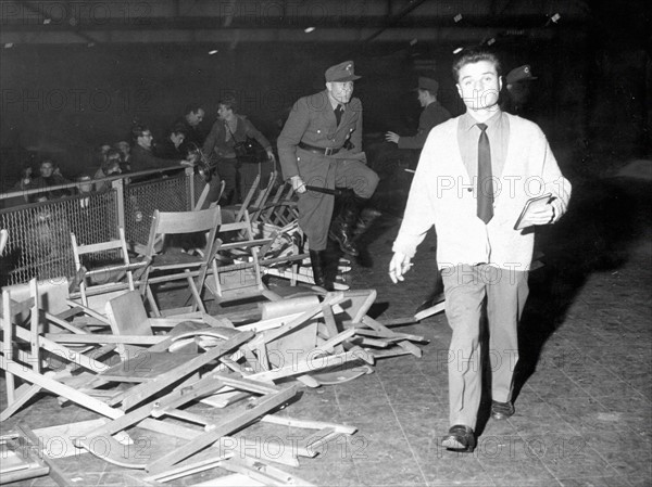 Salle de spectacle dévastée après un concert de Bill Haley