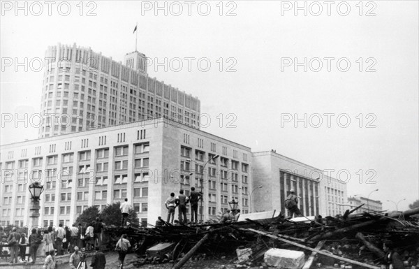 Barricades devant le bâtiment du Soviet Suprême