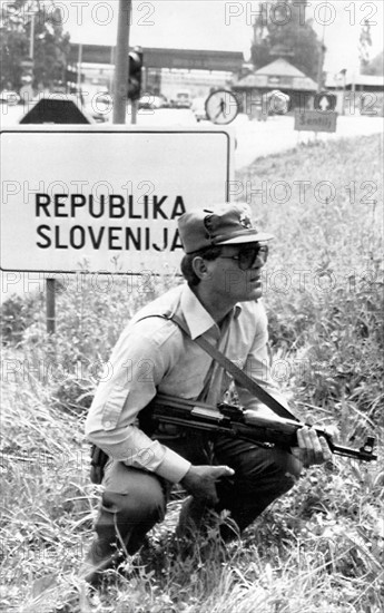 Soldat slovène posté à la frontière