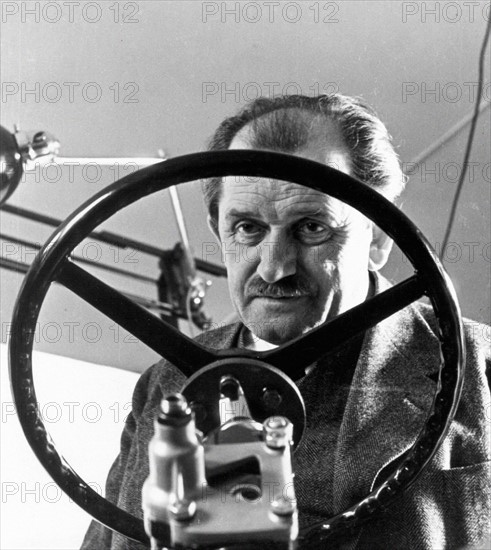 Ferdinand Porsche derrière un volant