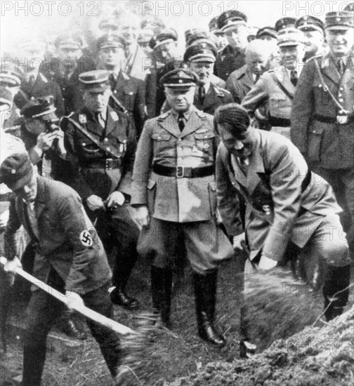 Adolf Hitler inaugure la construction de la première autoroute