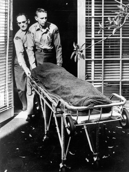 Marilyn Monroe's remains removed from her home, 1962