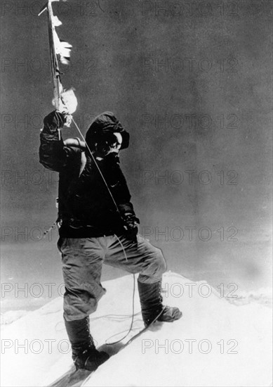 Le sherpa Tensing Norgay au sommet du mont Everest, 29 mai 1953