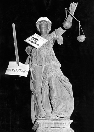 Affaire du Spiegel, la statue de la justice