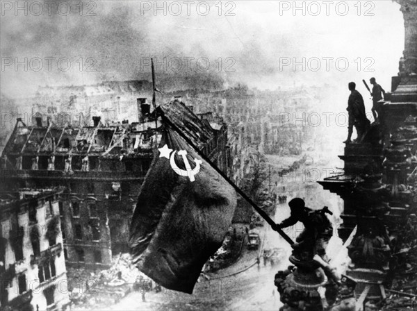 Le drapeau soviétique au sommet du Reichstag, 1945