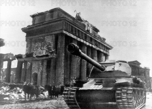 Char soviétique devant la Porte de Brandenburg, avril 1945