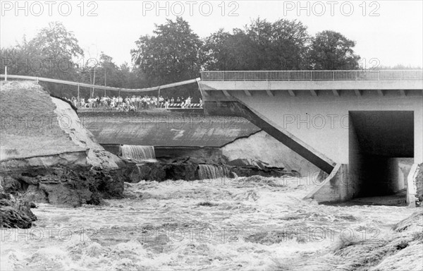 Rupture du canal latéral à l'Elbe, 1976
