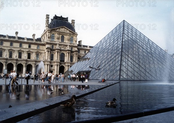 Pyramide du Louvre, à Paris