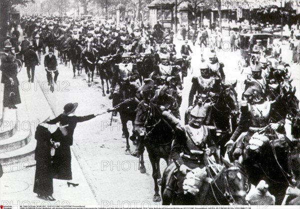 French soldiers heading cheerfully towards the Front, 1914