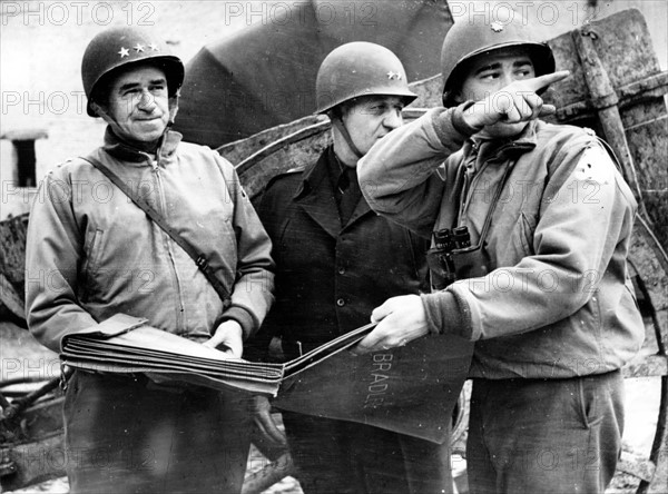 Généraux américains en train de faire le point de la situation sur le front de Normandie (1944)