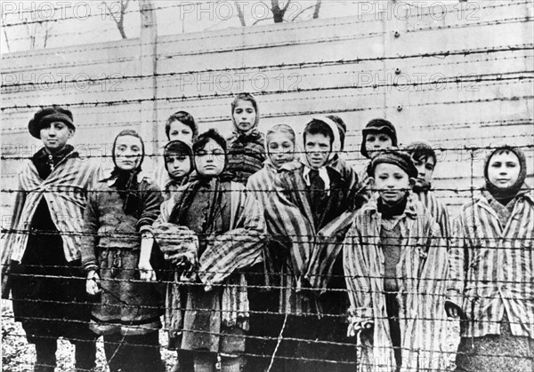 Des enfants prisonniers au camp de concentration d'Auschwitz-Birkenau (1945)