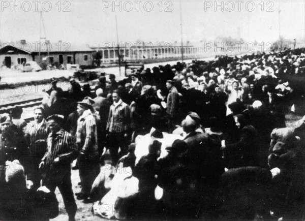 Détenus juifs débarqués à la gare du camp de concentration d'Auschwitz-Birkenau